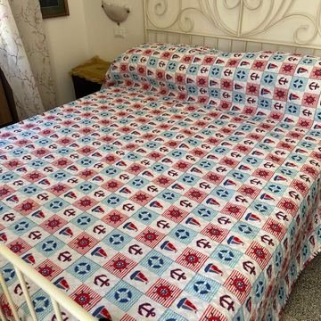 Camera accogliente con letto in ferro battuto