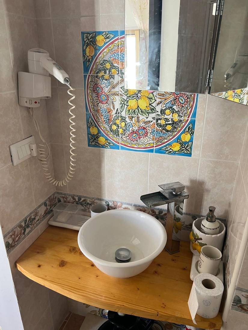 Bagno con lavabo in ceramica e maioliche salentine decorate