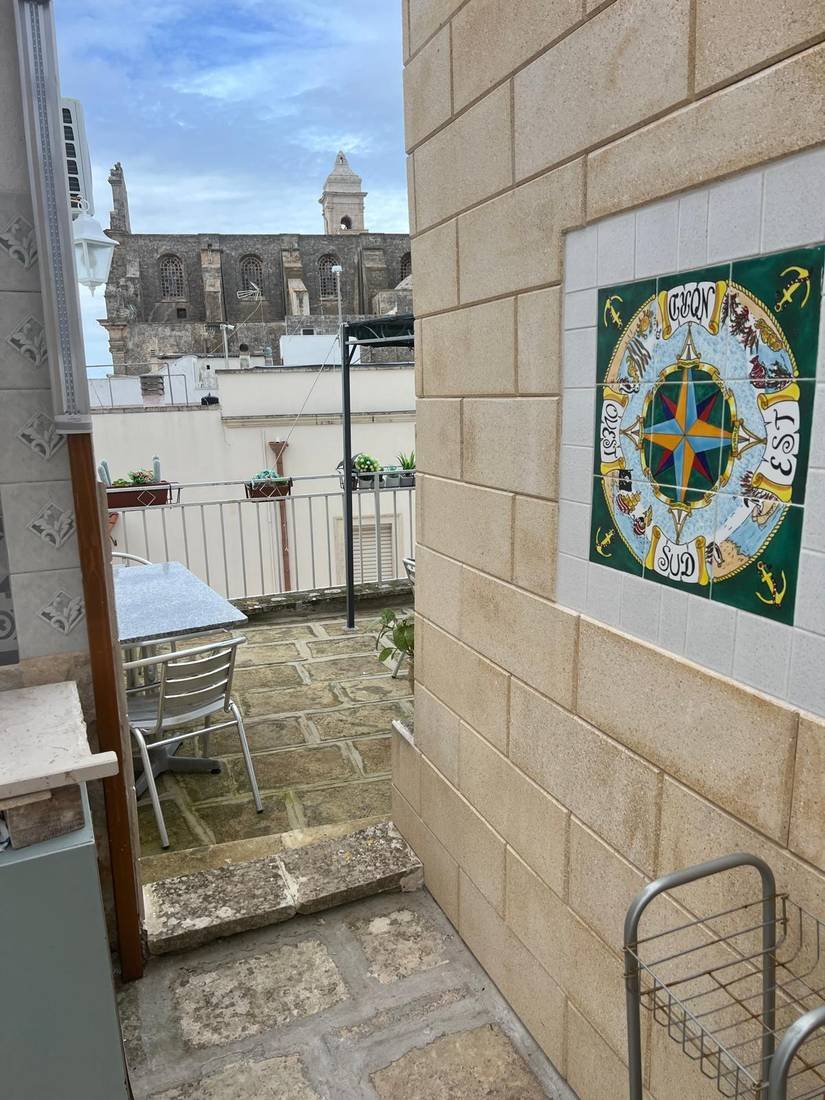 Decorazione in ceramica a rosa dei venti sulla terrazza esterna