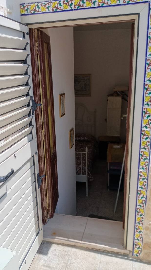 Ingresso di una camera decorato con maioliche salentine