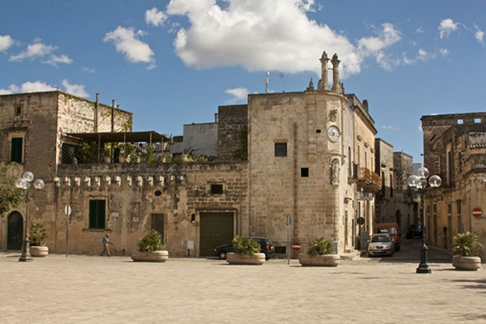 Piazza del centro storico di Spongano, con la Torre dell'Orologio